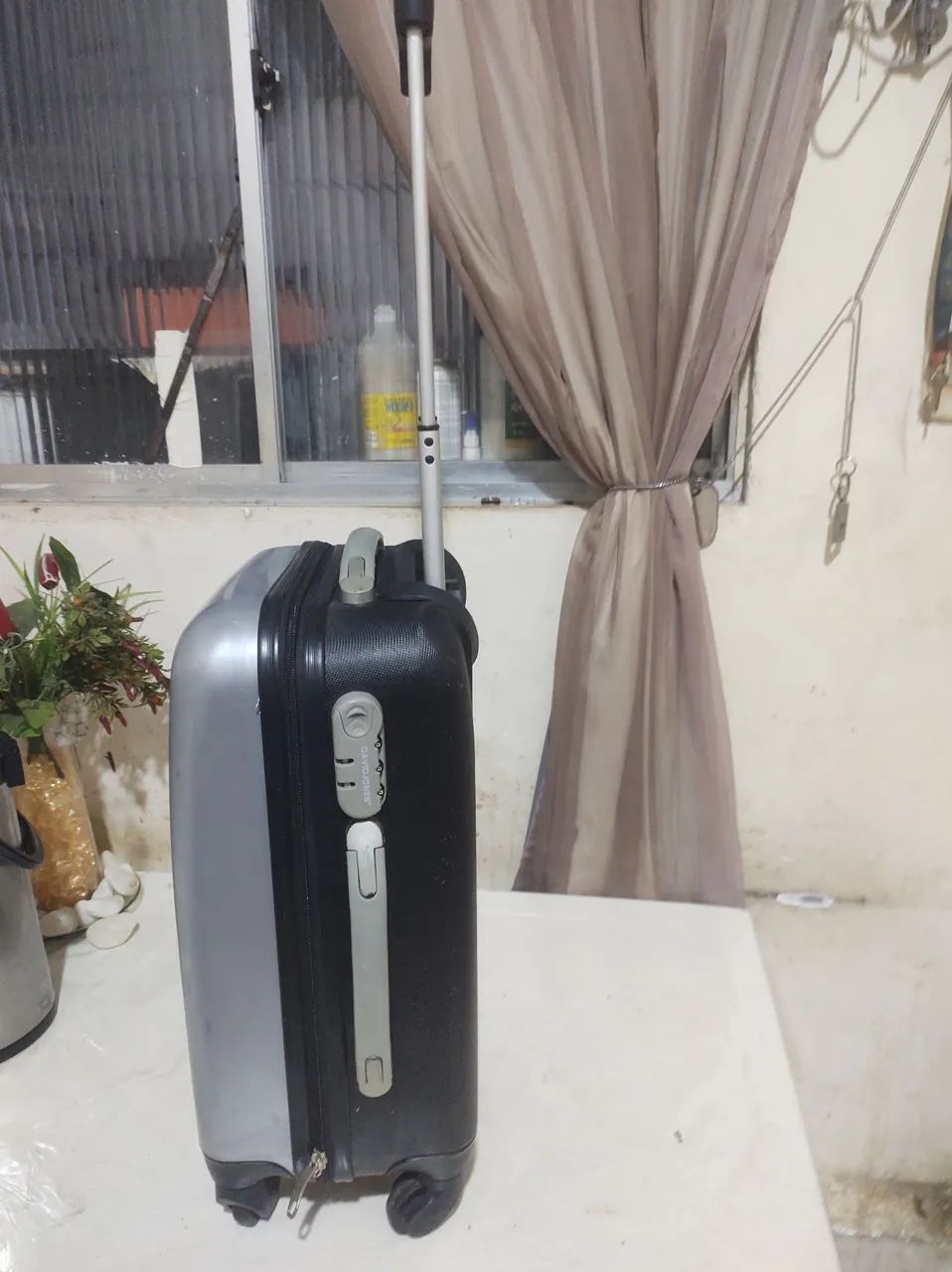 Vendo uma mala de material rígido de 10kg 