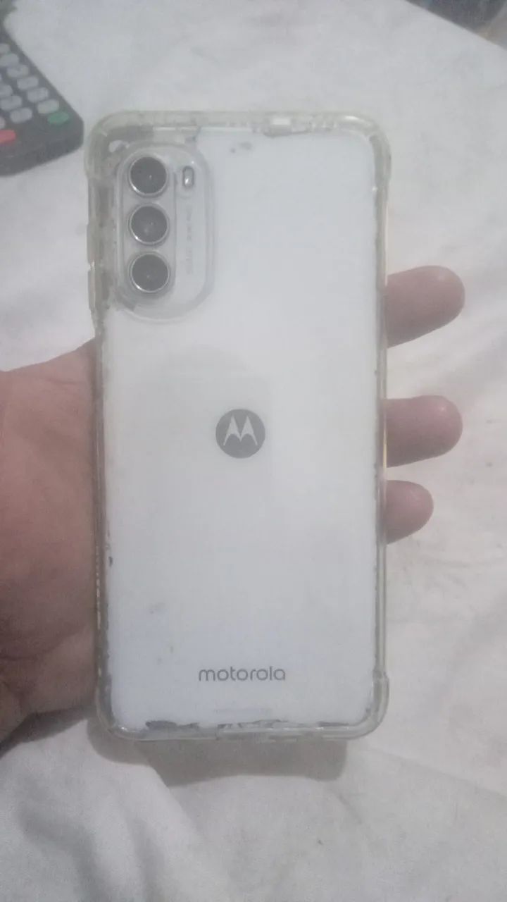 2 celulares à venda sendo um Samsung e outro motoro