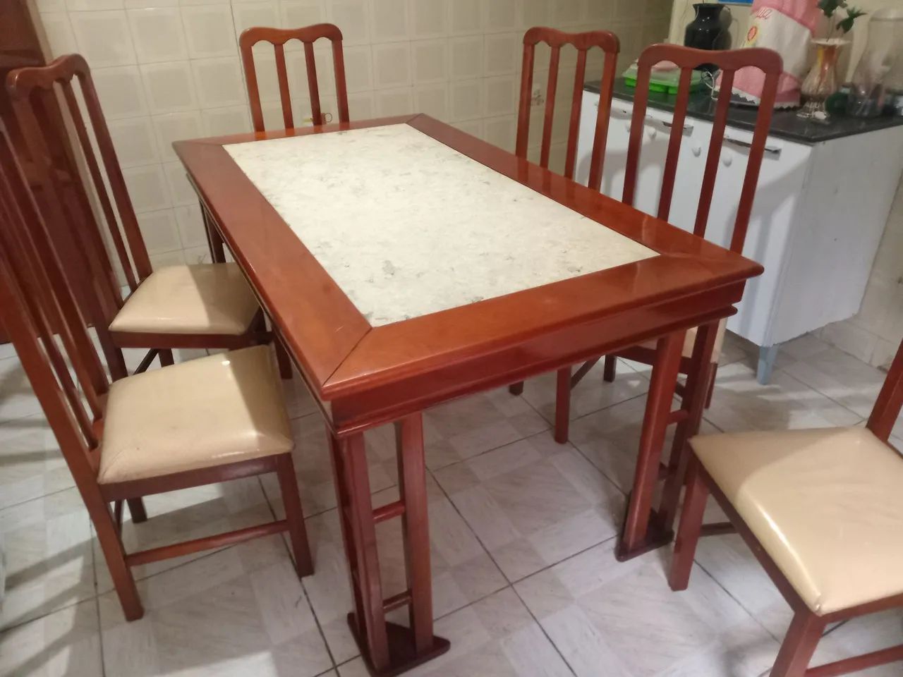 Mesa de madeira e mármore e 6 cadeiras