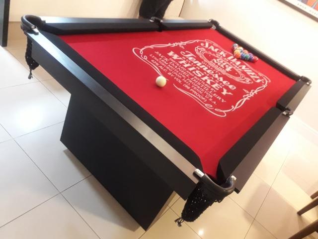 Mesa Encanto de Sinuca | Mesa Preta | Tecido Vermelho | Jack Daniels