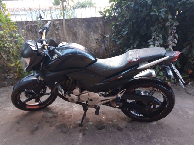 VENDO MOTO CB300 VALOR 7.000