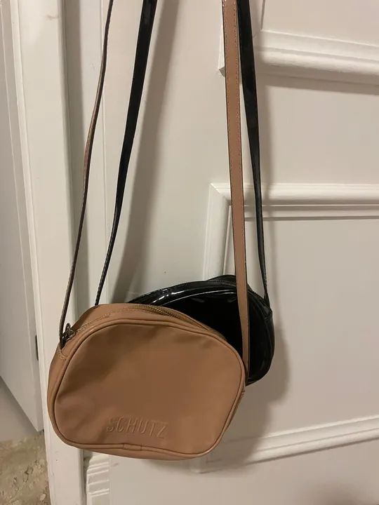 Duas bolsas em verniz da schutz e outra bolsa de outra marca, na cor vinho - Foto 6
