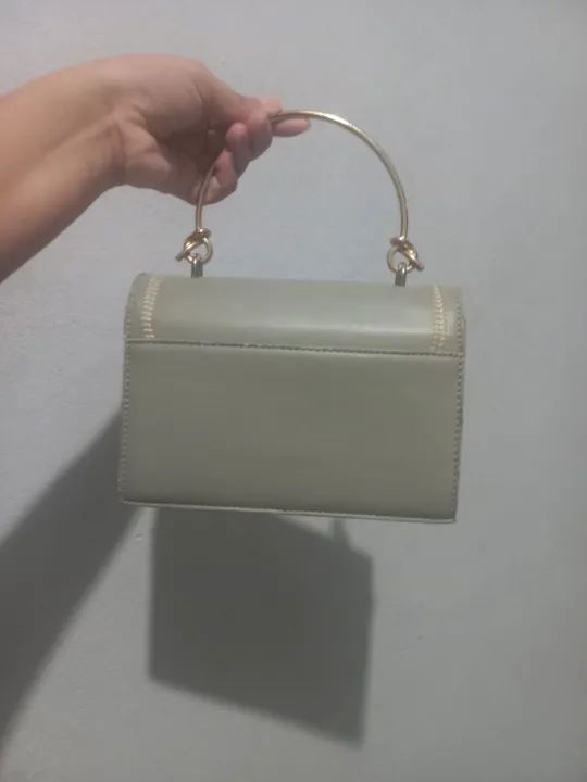 Bolsa elegante com verde com detalhes dourados - Foto 2
