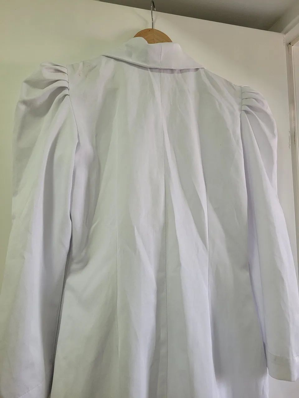 Jaleco com mangas bufantes + 2 broches - Foto 3
