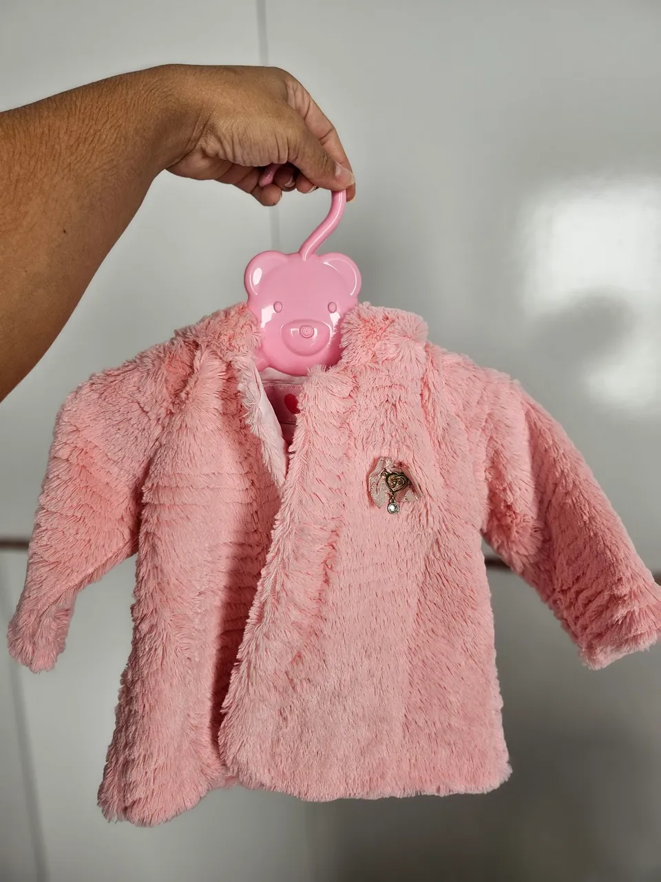 Casaco de pêlos rosa bebê 1 ano