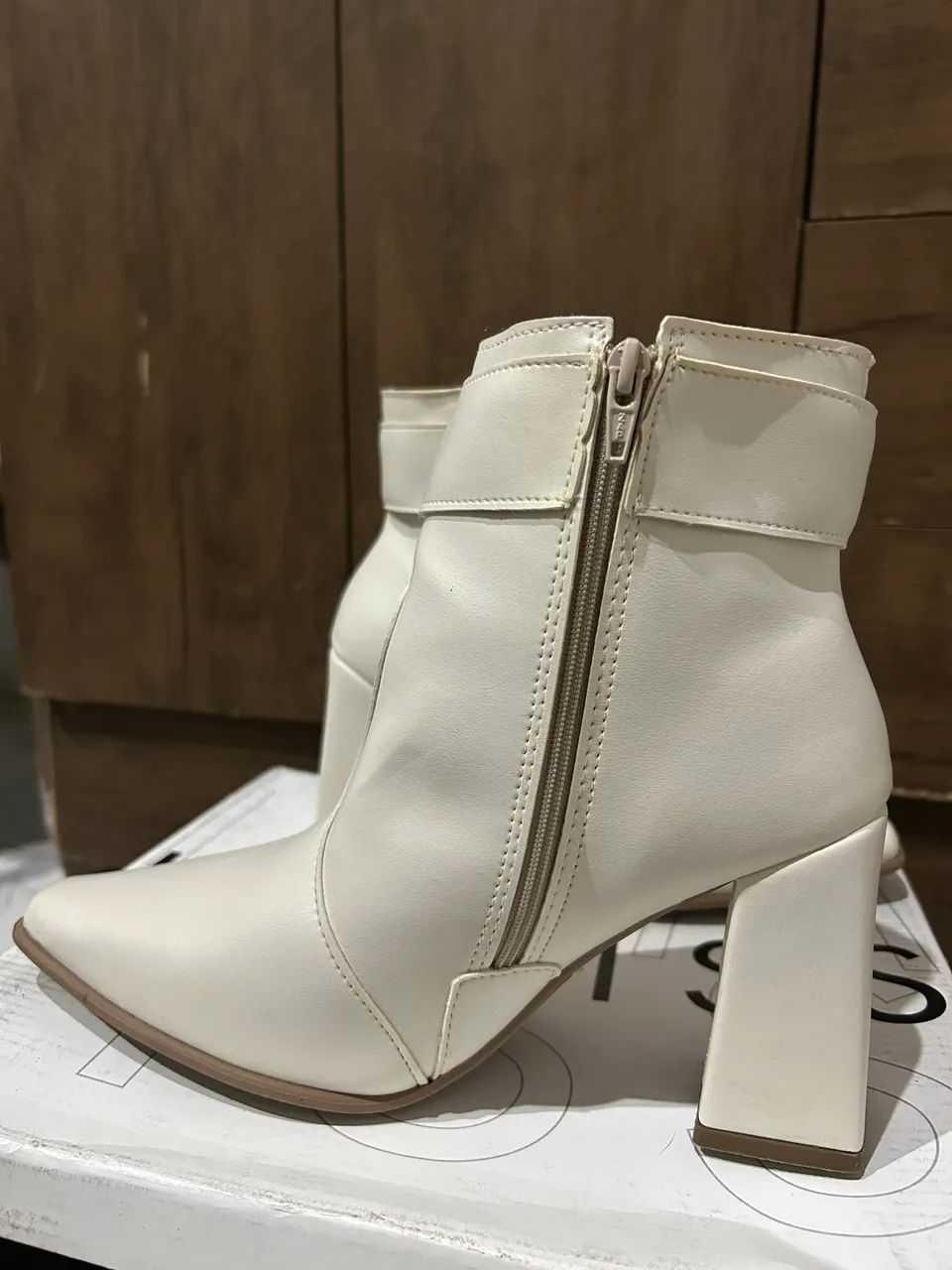 Bota Branca Usada - Foto 4