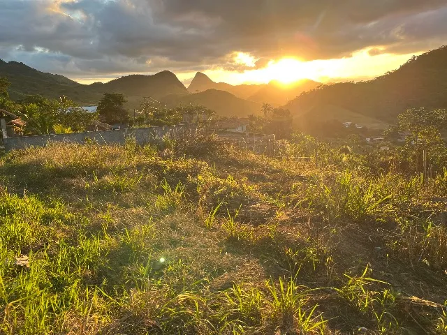 Terreno com uma vista linda , em um lugar tranquilo e na beira do asfalto , com água !