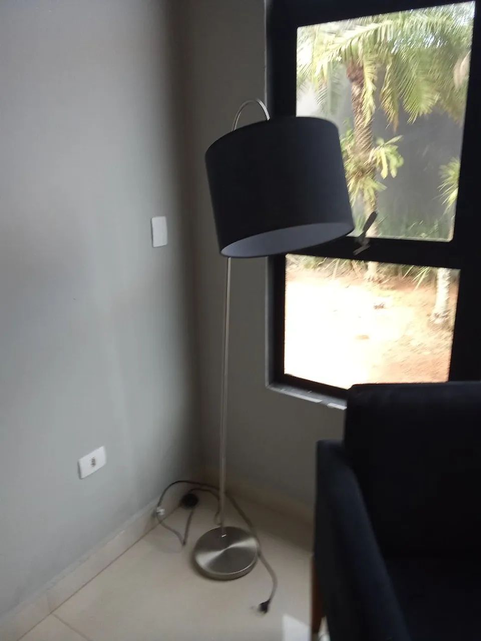 Luminária de chão com cúpula preta