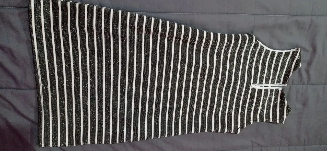 Vestido listrado preto e branco com glitter - Foto 2