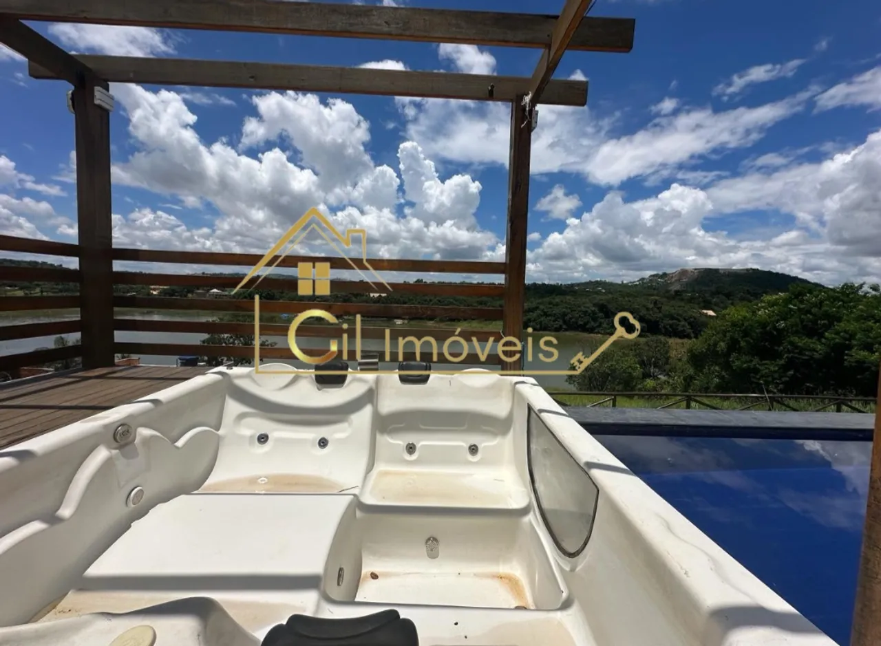 Sítio com vista para a lagoa Várzea das Flores, com 2 piscinas, hidromassagem, 10.000m de