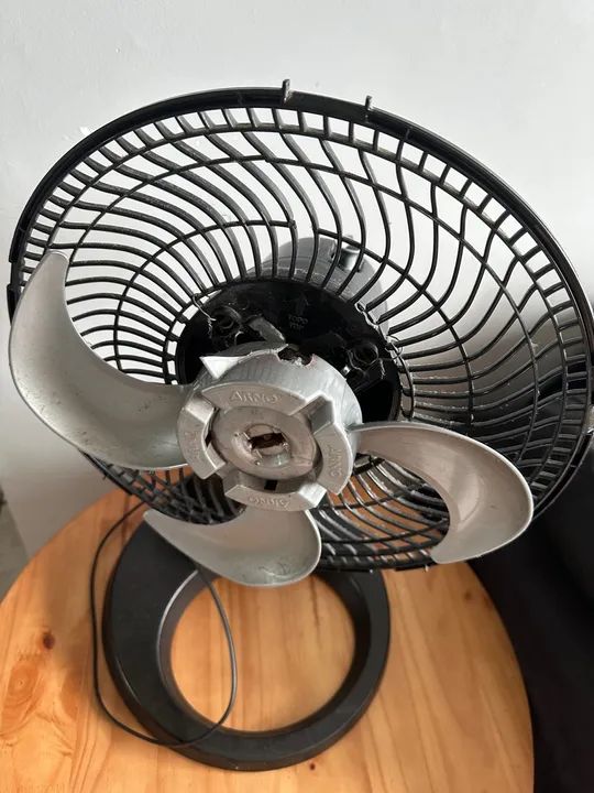 Ventilador de Mesa Arno 30cm (sem hélice e tampas quebradas) - Foto 2