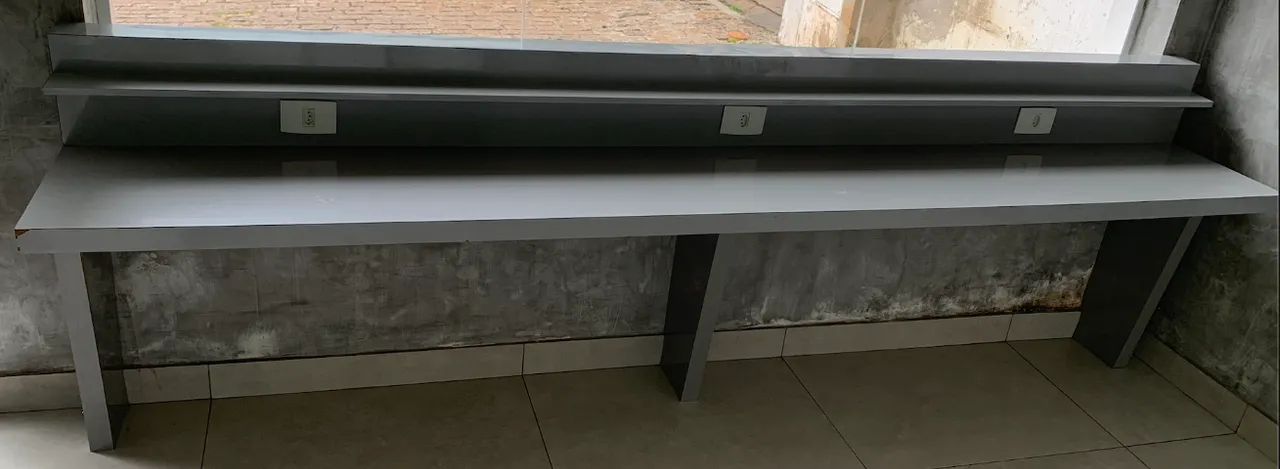 Linda bancada prata em mdf com 3 plugs tomadas instaladas - Foto 3