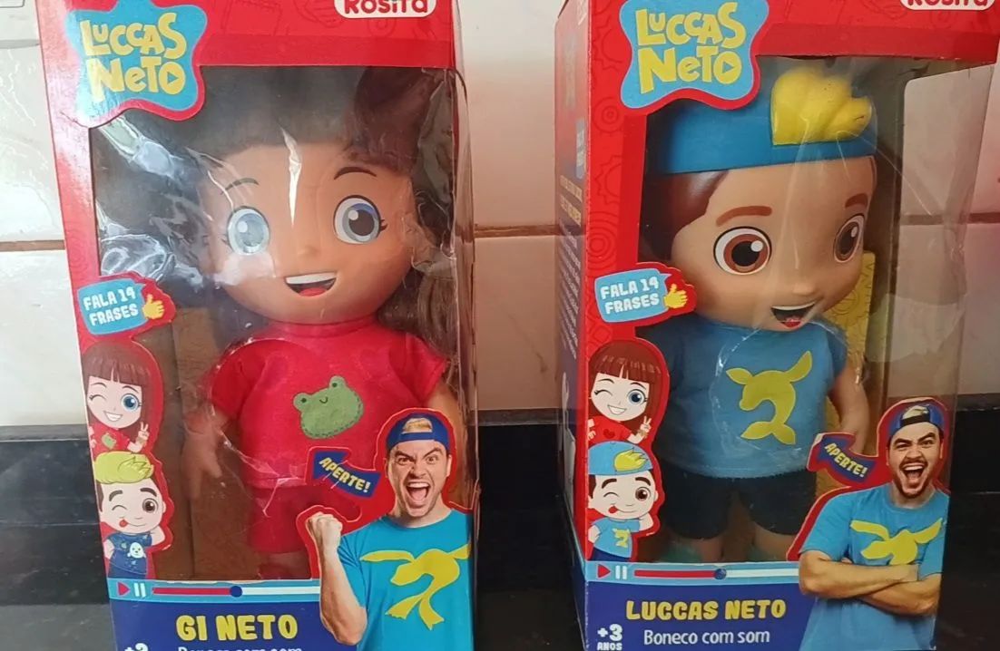 Bonecos Lucas neto e Gi 