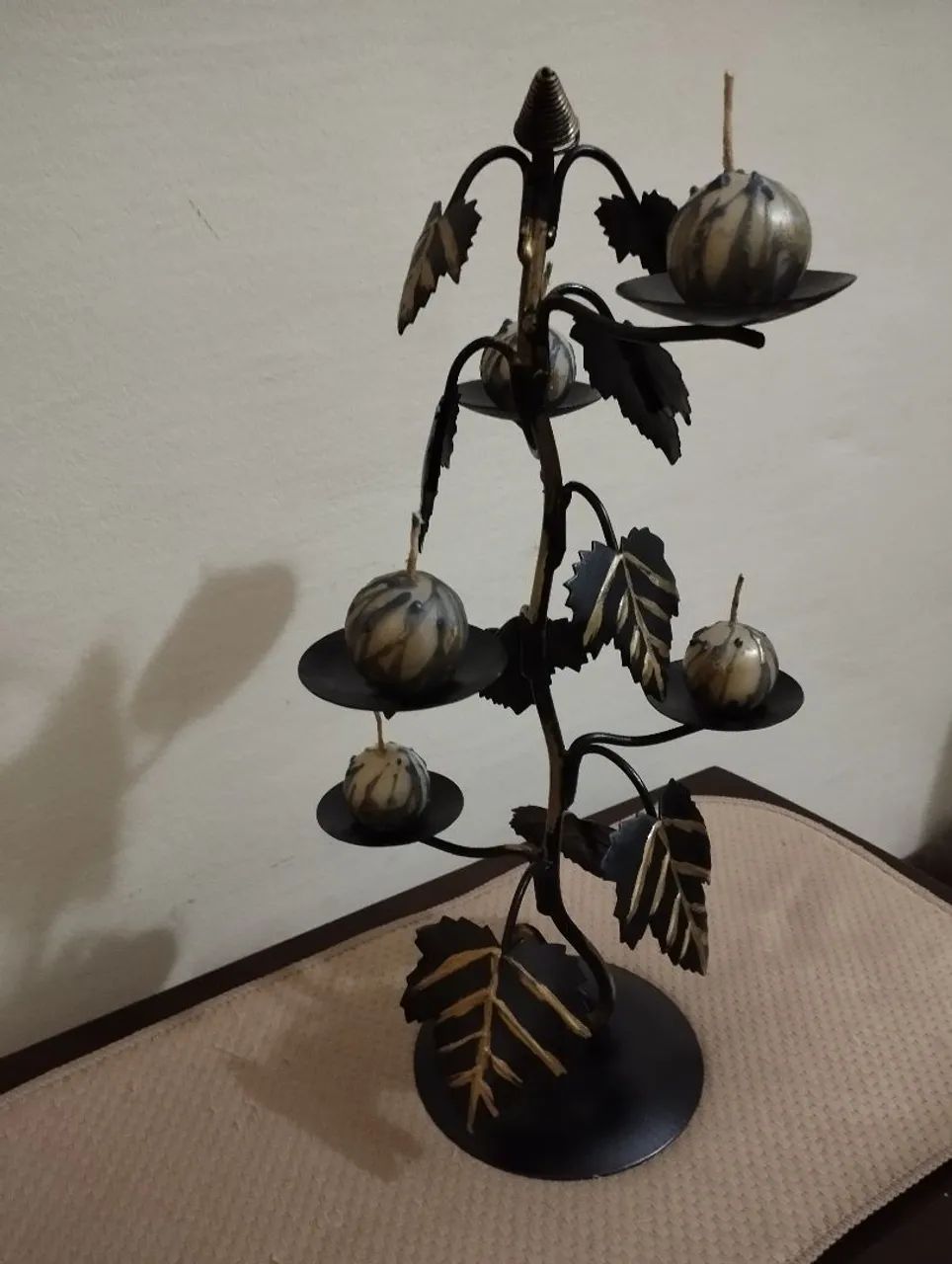 Castiçal de ferro em forma de árvore com cinco velas - Foto 2