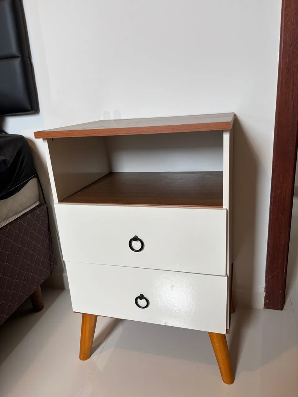 Mesa de cabeceira retrô com gavetas