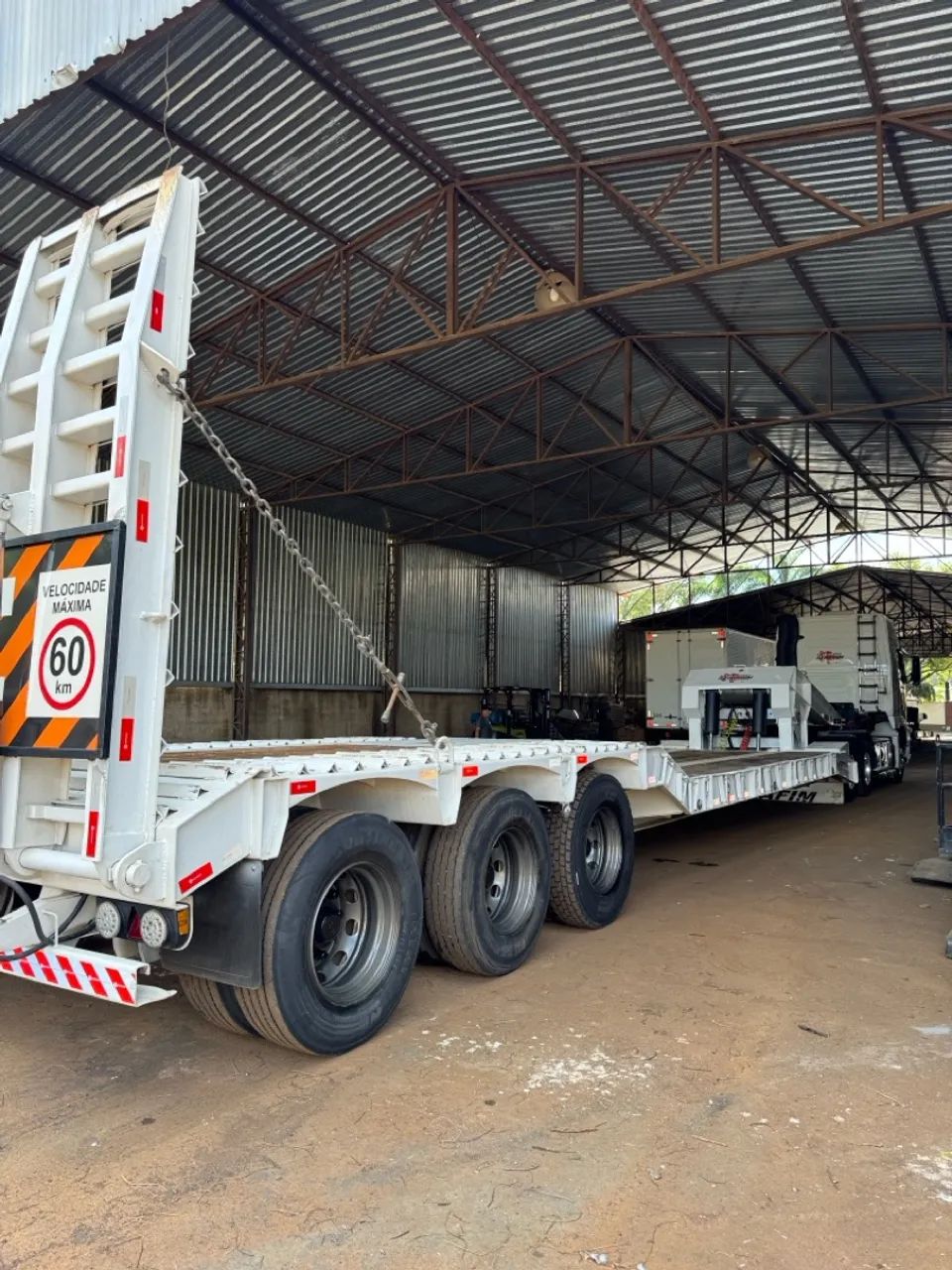 Carreta prancha rebaixada 3 eixos carrega tudo pescoço removível  - Foto 3