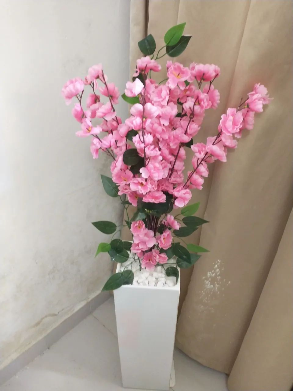 Vaso decorativo com flores de cerejeira - Foto 3