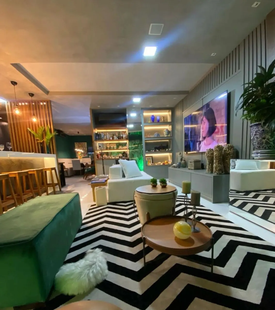 Casa em condomínio para alugar com 3 quartos e 1 suíte, armários planejados e piscina, em