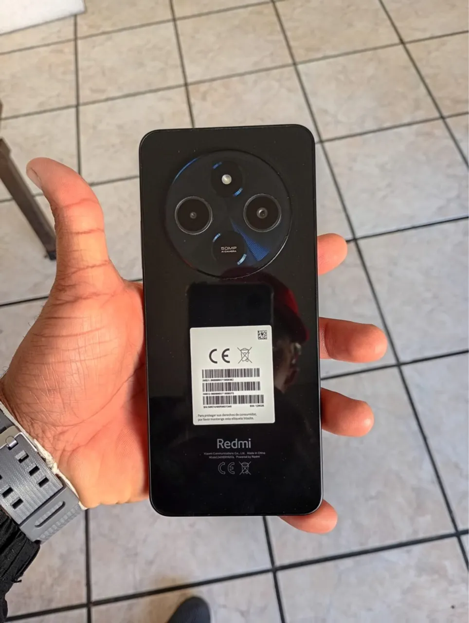 Realme C51 256 gigas E o preto é Xiaomi HyperOs 128 gigas