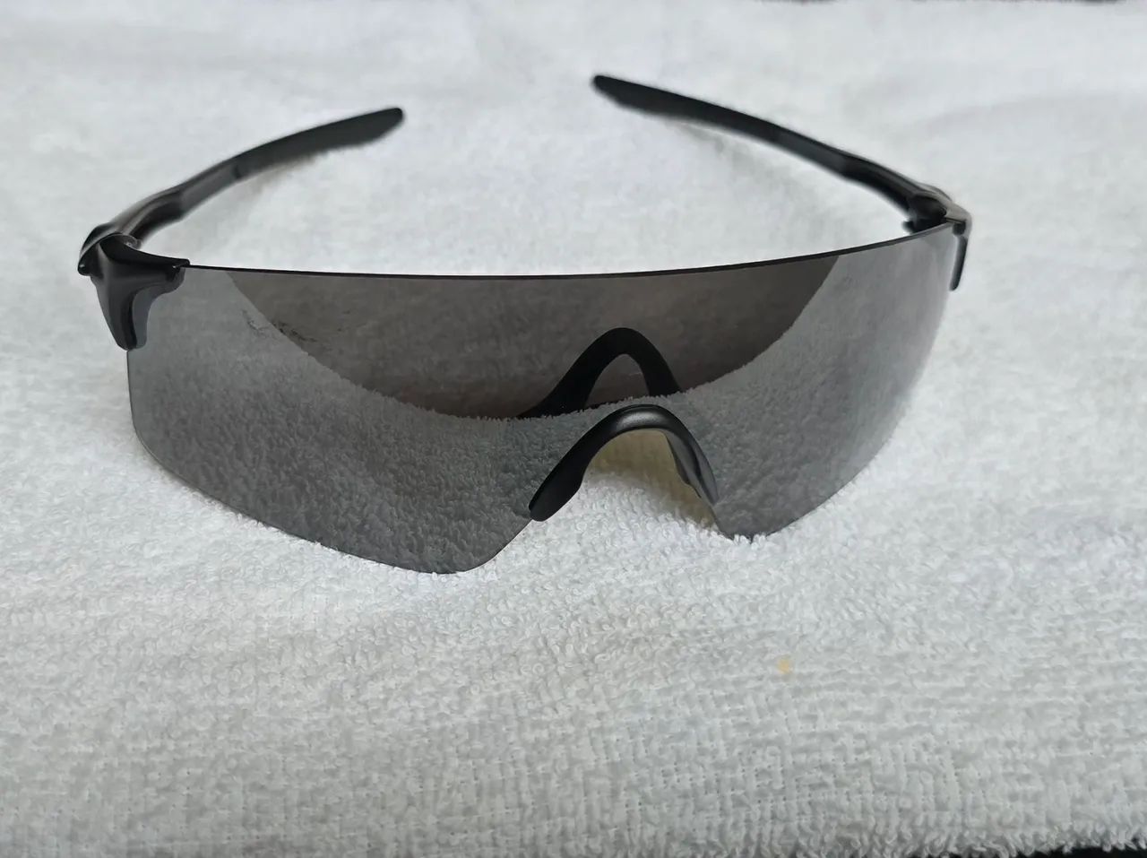  Óculos de Sol Oakley com case - Foto 2