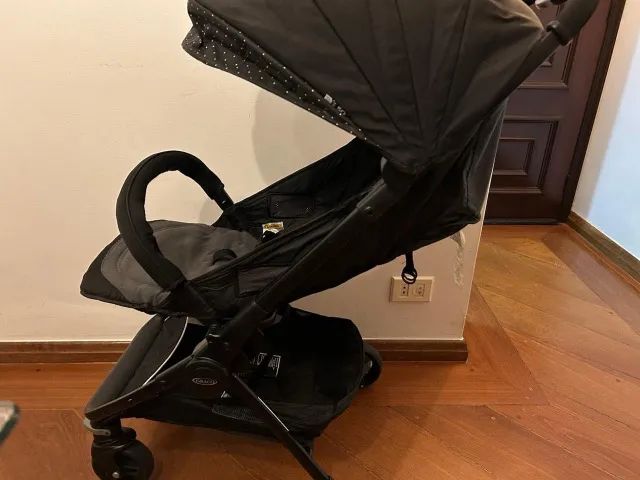 Carrinho de bebê compacto. Vai no avião