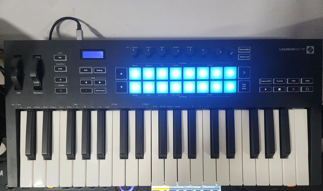 Teclado Controlador Midi Novation launchkey 37 + Semicase sob medida - Foto 3