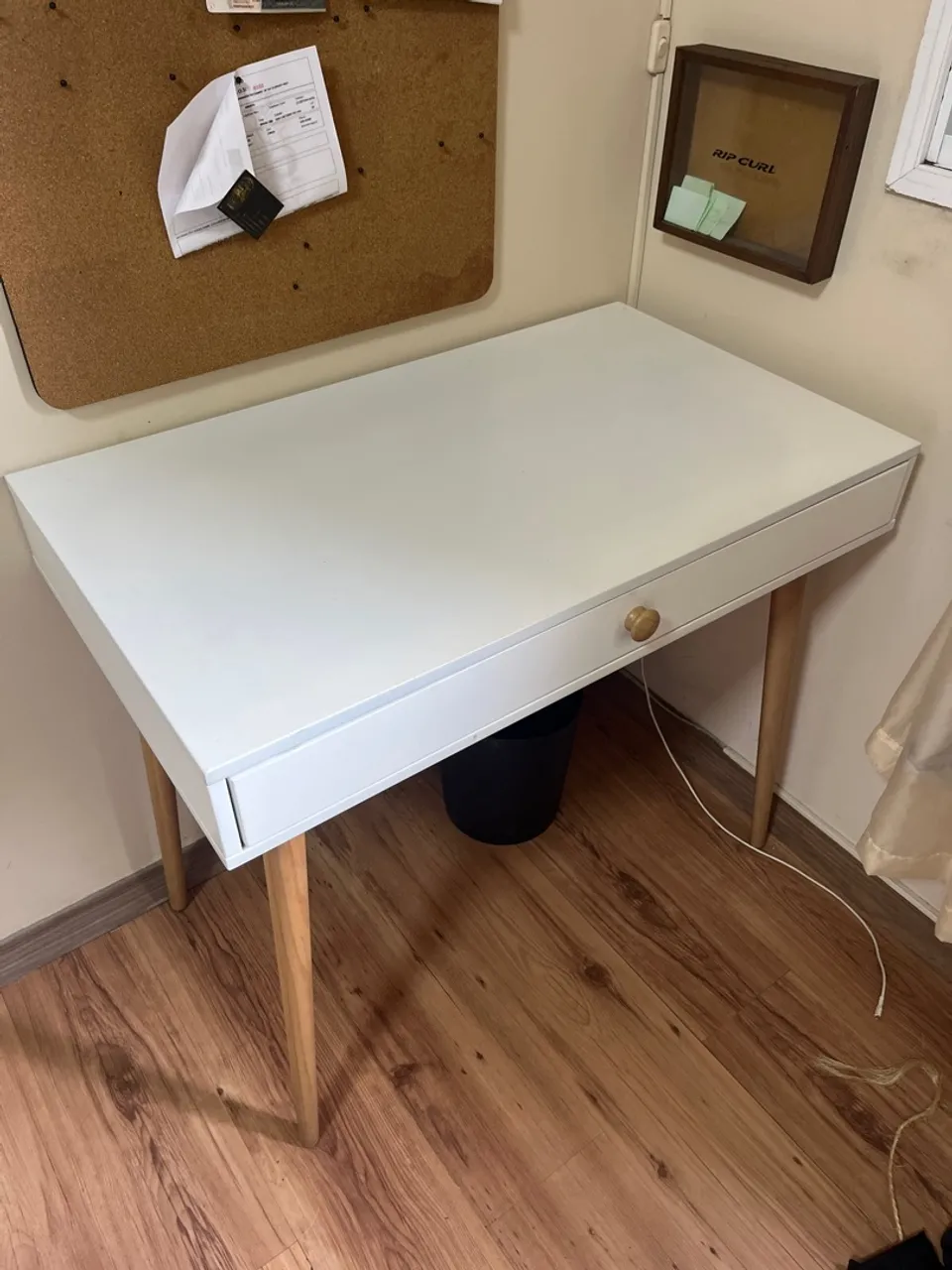 Escrivaninha branca com design moderno