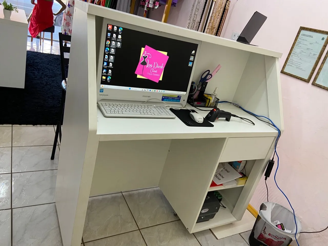 Balcão de atendimento branco