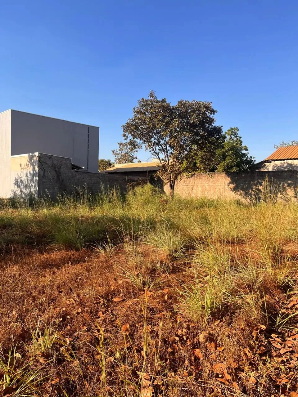 Lote à venda QUITADO ESCRITURADO próximo a Defensoria Pública via a praia localizado em Lu