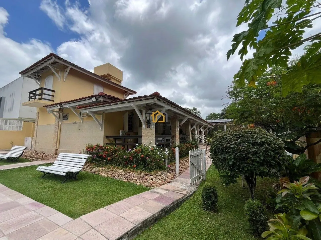 Vendo casa no condomínio Parque Cedros, 4 quartos, sendo 2 suítes, com piscina privativa