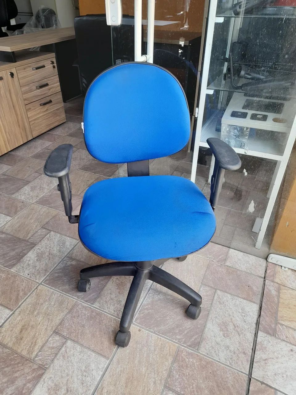 Cadeira giratória ergonômica- semi nova