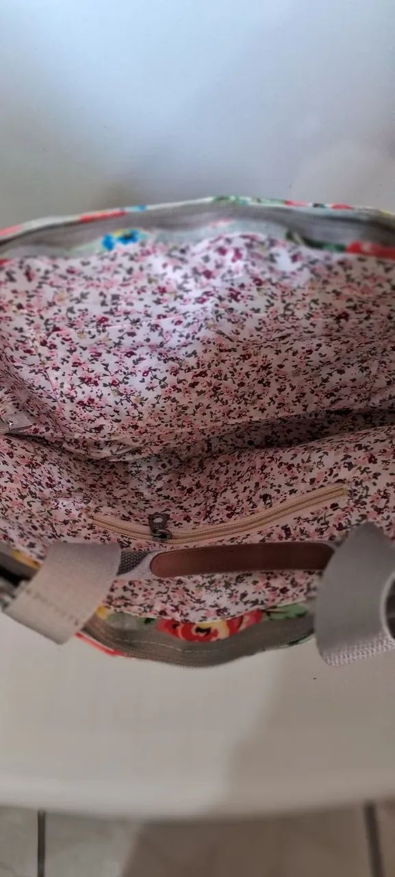 Bolsa floral com design moderno e bolsos externos - Foto 3