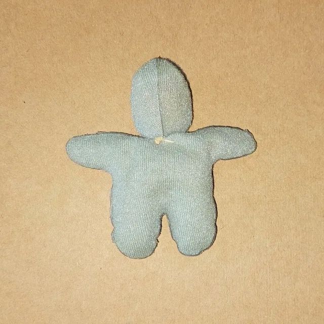 brinquedo - boneca miniatura bebê de pano taninha cinza azulado (usada) - Foto 3