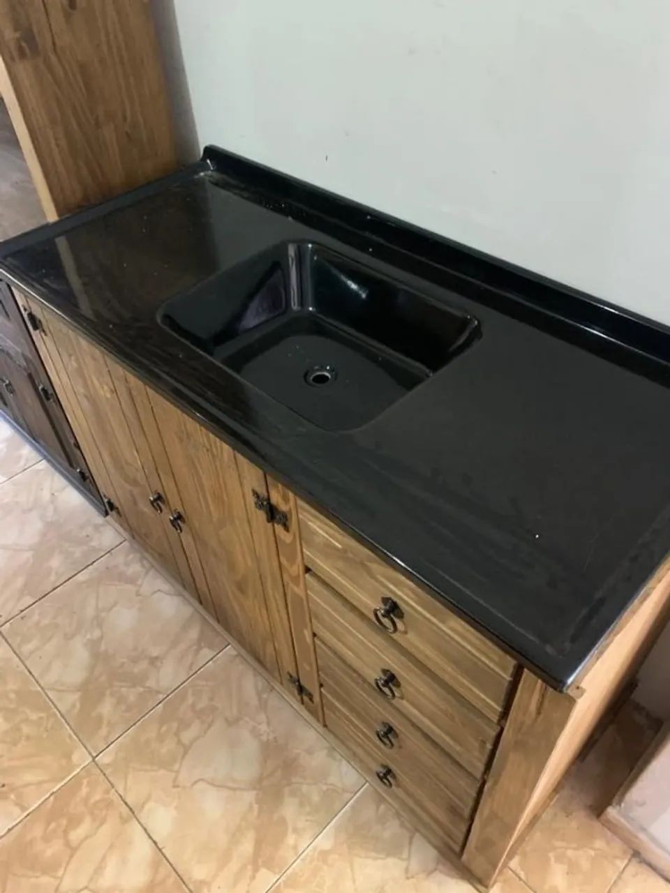 Balcão de pia em madeira pinus com 2 portas, 4 gavetas com cuba de Granitado  - Foto 4