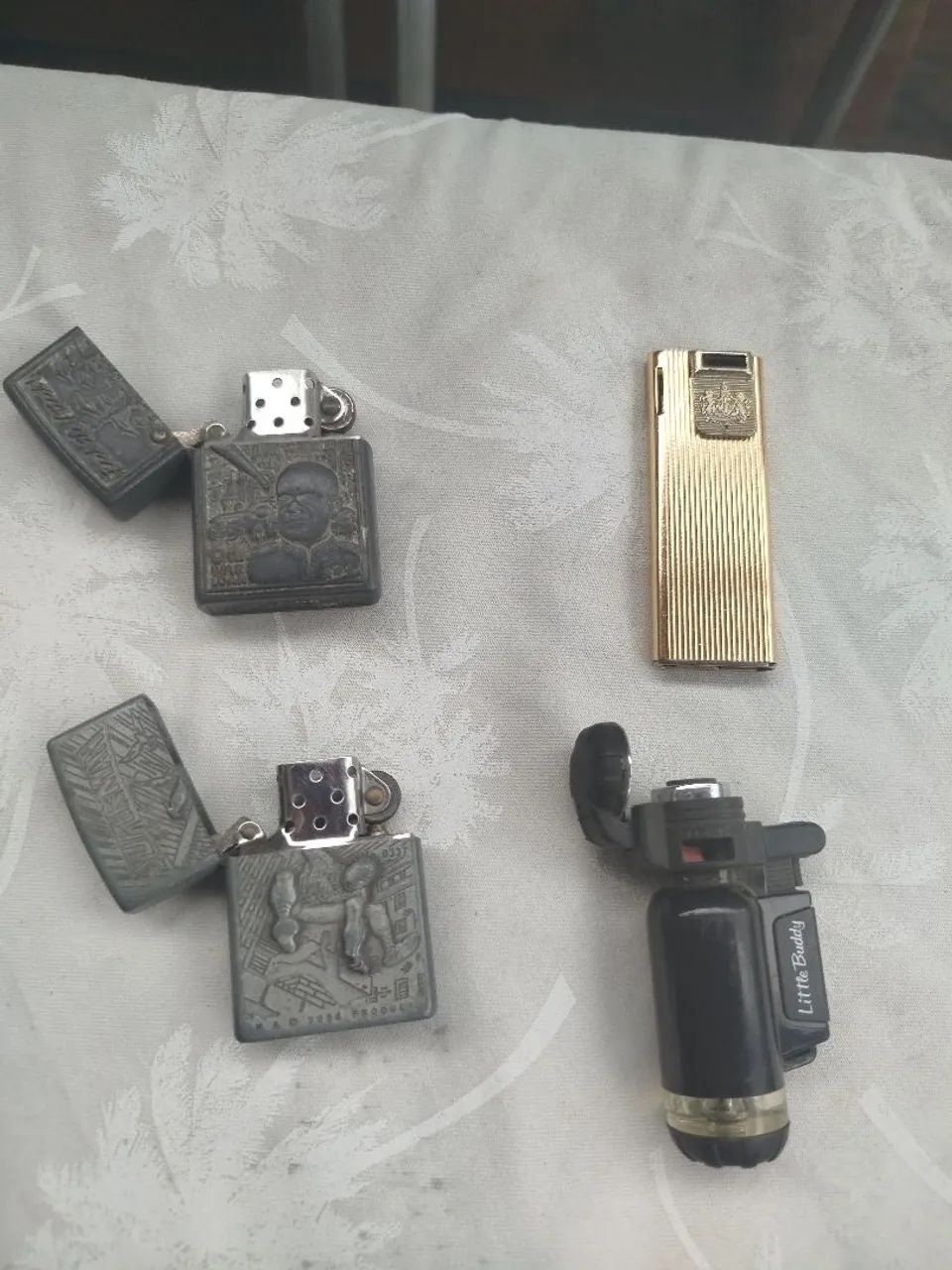 Coleção de isqueiros antigos .