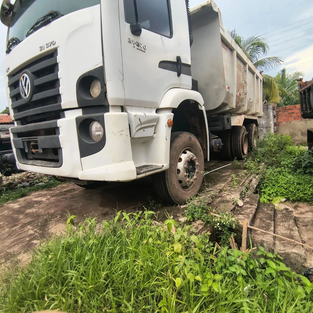 Localização RETROESCAVADEIRA, CAMINHÃO BASCULANTE TRAÇADO, E EMPILHADEIRA 3 TONELADAS  - Foto 2