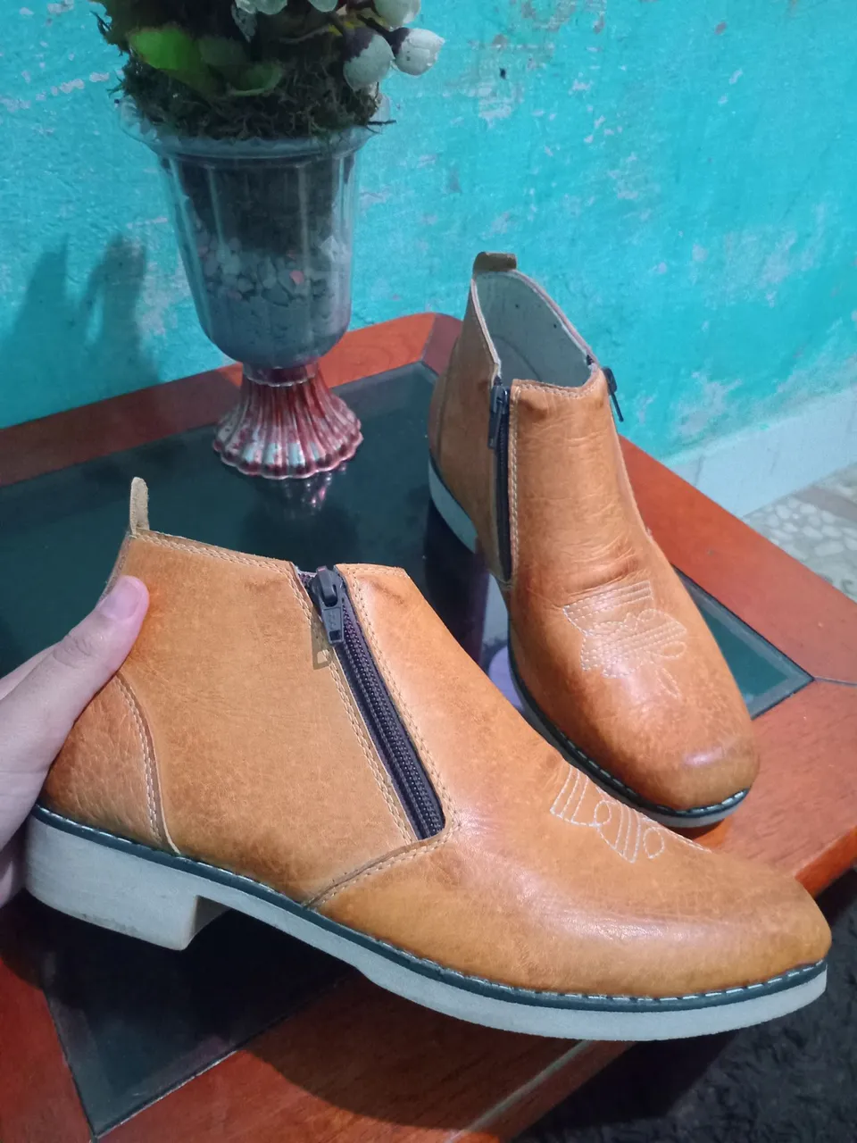 Bota de Couro Amarela com Detalhes Bordados