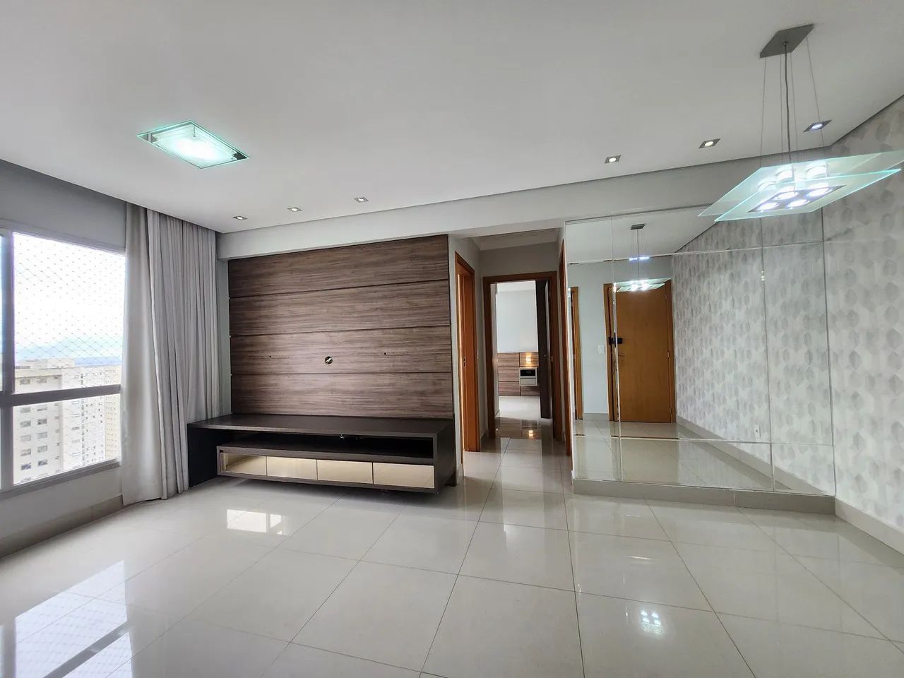 02 QUARTOS COM SUÍTE, PORCELANATO, ARMÁRIOS PLANEJADOS, ANDAR ALTO E NASCENTE.