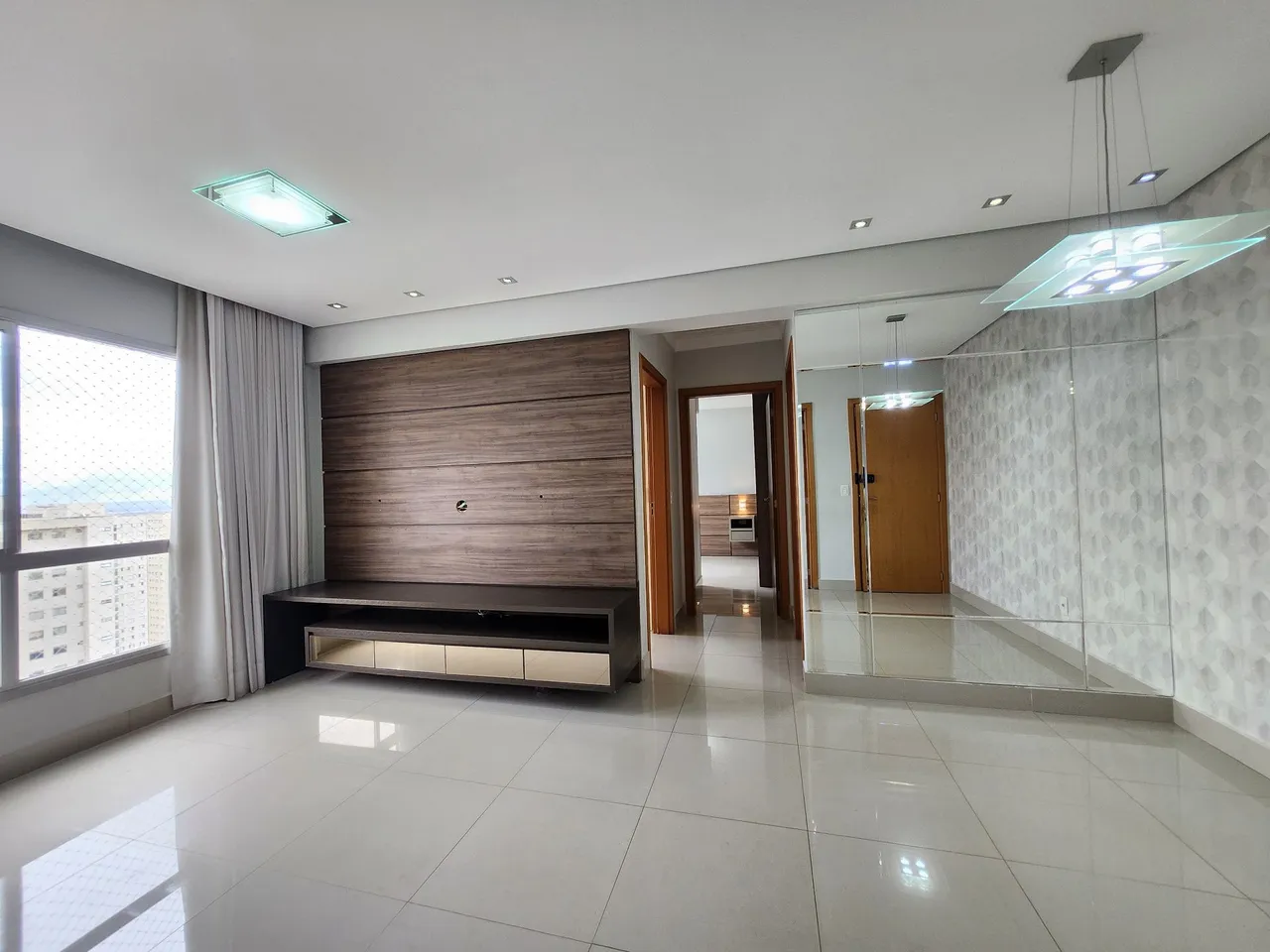 ALUGA-SE 02 QUARTOS COM SUÍTE, PORCELANATO, ARMÁRIOS PLANEJADOS, ANDAR ALTO E NASCENTE.