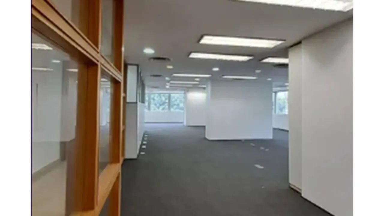 Sala comercial com 389 m², 6 banheiros e 2 vagas para locação no Jardim Paulista