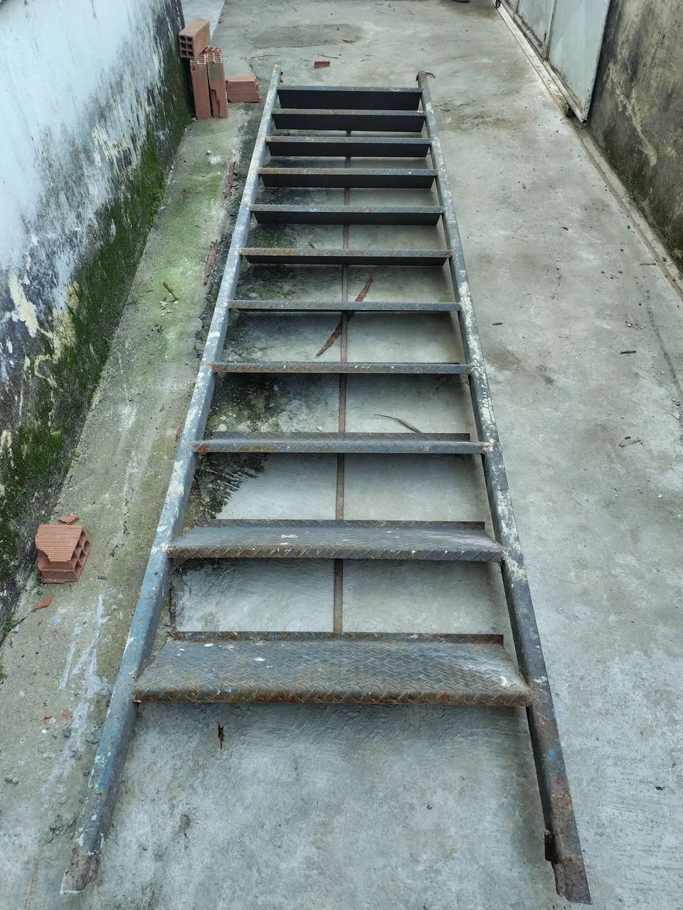 Escada de metal para construção