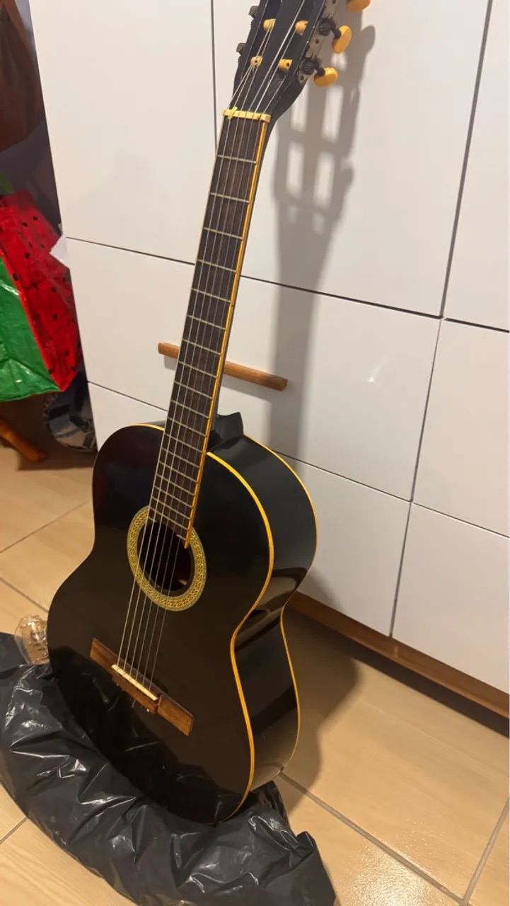 Violão semi novo 250,00