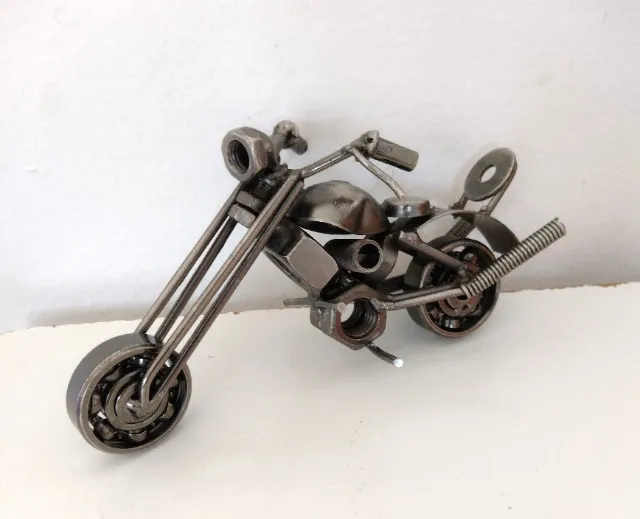 Miniatura Moto Chopper em Metal - Artesanal e Colecionável