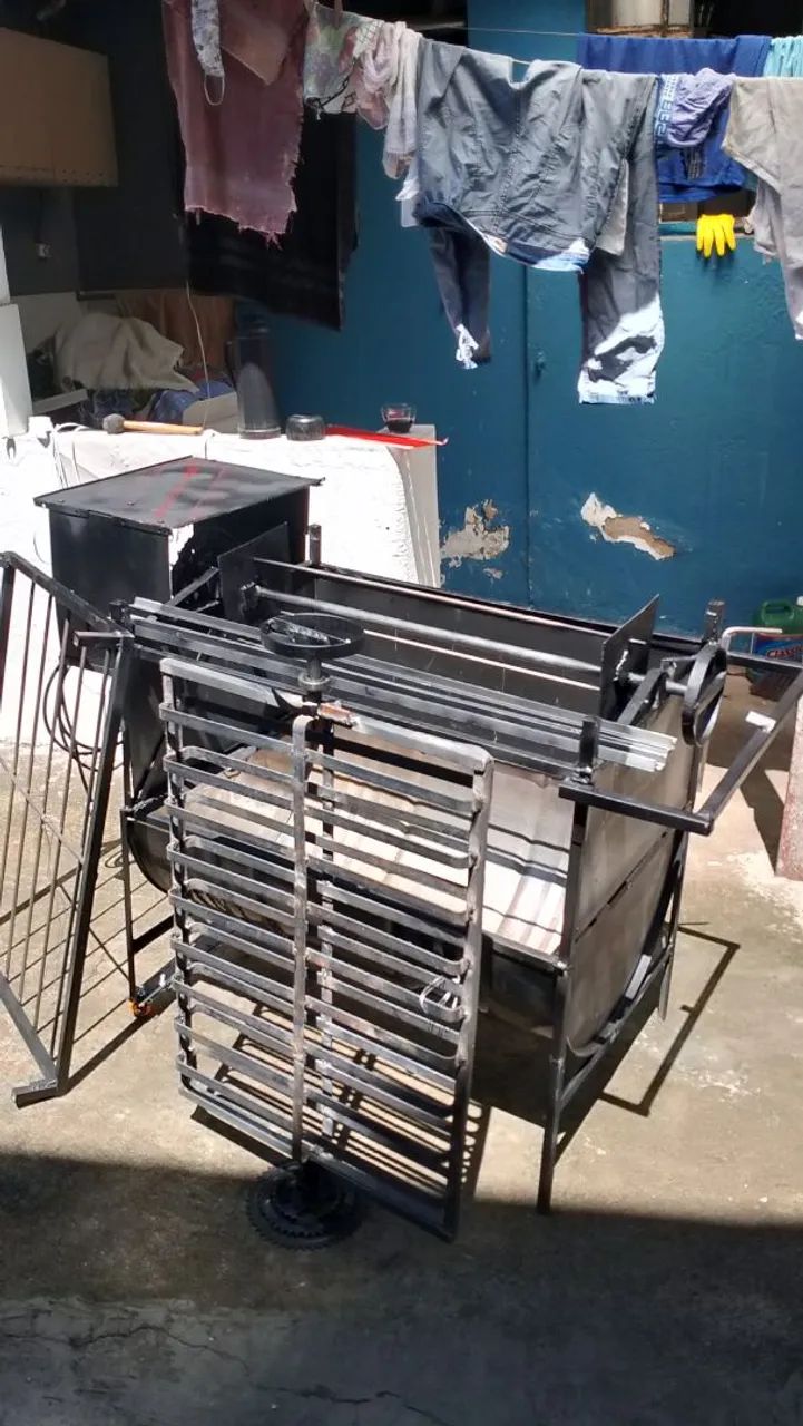 Churrasqueira com eixo giratório para assar costelão e leitão com varal de defumação - Foto 4
