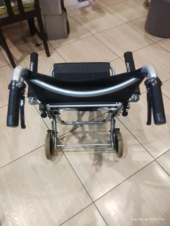 Cadeira de rodas Dobrável Compacta - Foto 4