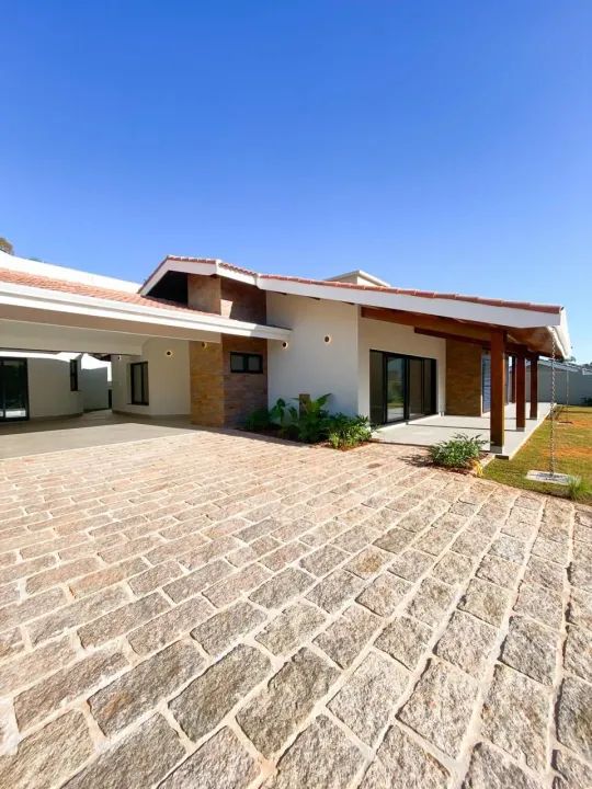 Casa à venda em condomínio fechado em Atibaia, com 300m² de construção e 1000m² de área to