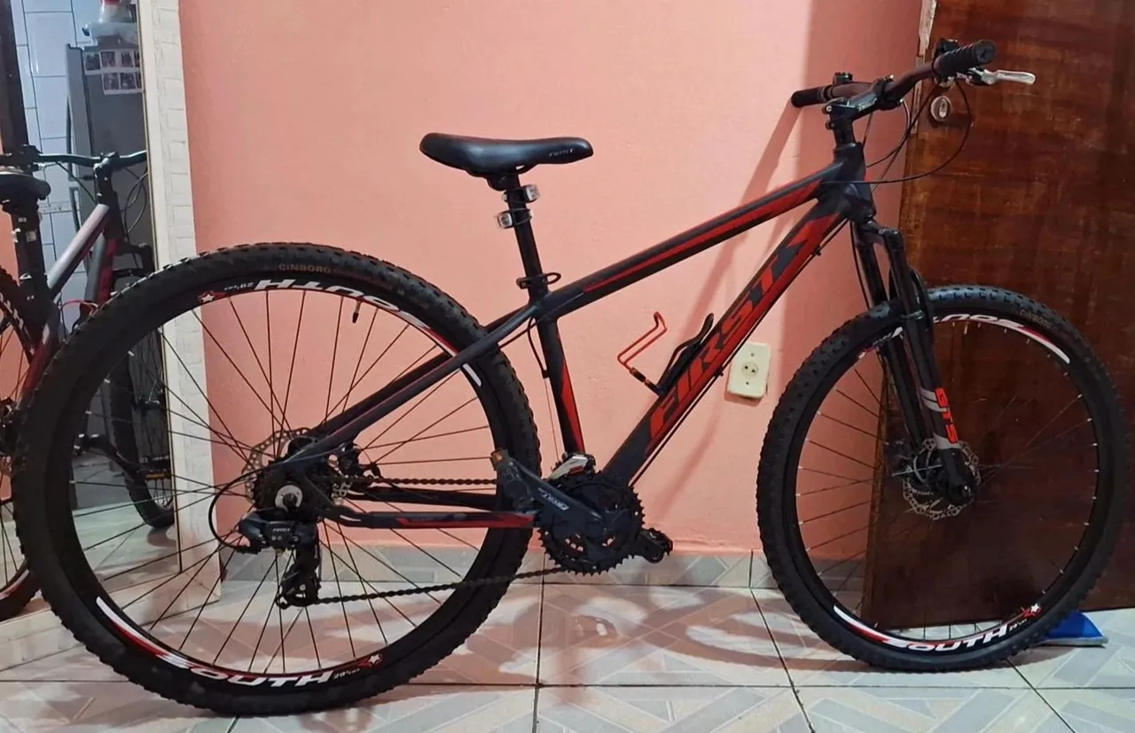 Bicicleta First com Marchas