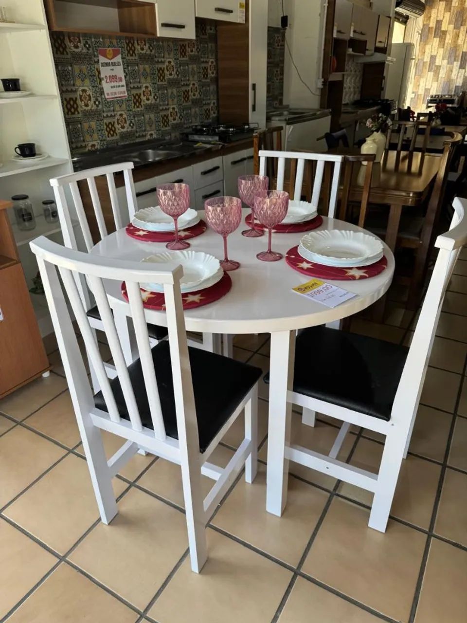 Mesa redonda com 4 cadeiras