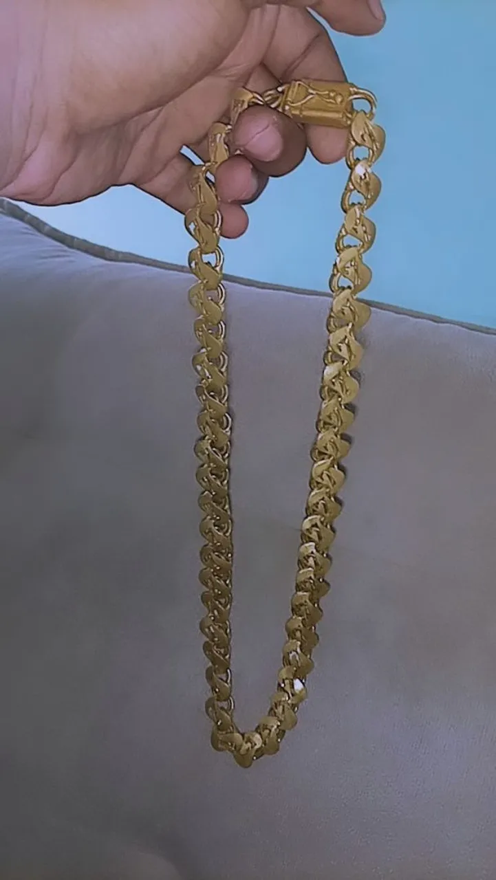 Corrente moeda antiga que não perde a cor de ouro