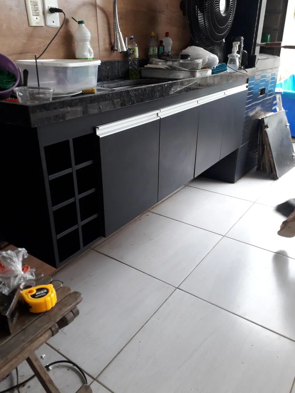 Bancada de cozinha com adega